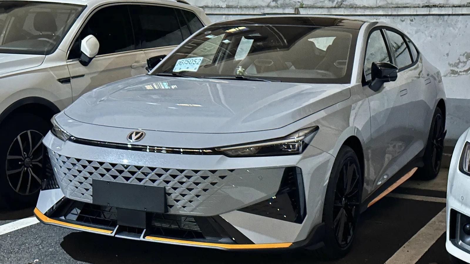 شانجان يوني-في — سيدان فاست باك رياضية